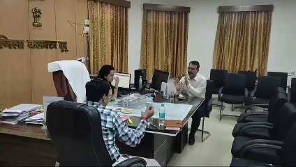 संभागीय आयुक्त ने बुजुर्ग फरियादी से किया संवाद