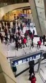 Un grupo de inmigrantes hacen una brutal golpiza en un aeropuerto para evitar la deportación de uno de ellos