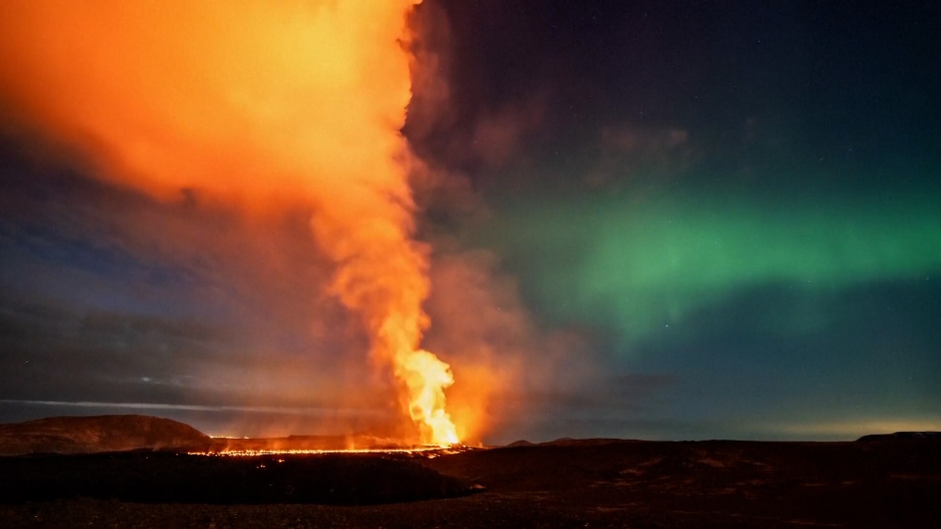 Las auroras boreales y la erupcin de un volcn dejan esta escena nica en Islandia
