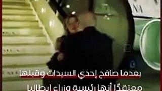 موقف محرج لرئيس الوزراء اللبناني نجيب ميقاتي .. صافح سيدة وقبلها عن طريق الخطأ