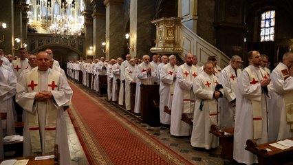 Msza Krzyżma w Bazylice Katedralnej w Kielcach – Tradycyjny Obrzęd Wielkiego Tygodnia ✝️