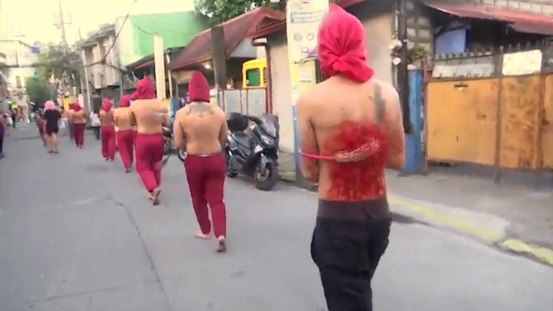 Decenas de penitentes se flagelan por las calles de Manila