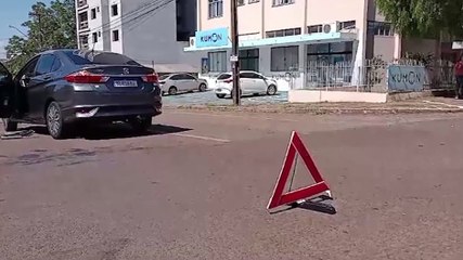 Carro e caminhonete se envolvem em colisão na Rua da Bandeira com Vicente Machado