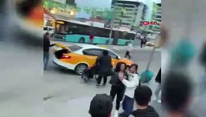 Kağıt mendil almayı reddeden genç kızı darbettiler