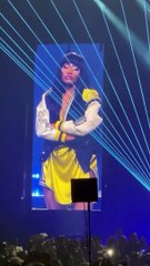 Accident de robe pour Nicki Minaj en plein concert