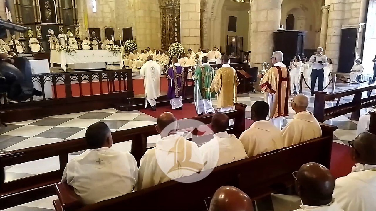 Monseñor Ozoria bendice los santos óleos en la Misa Crismal