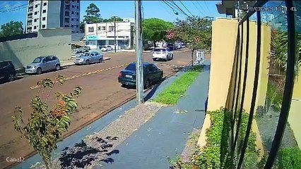 Vídeo mostra colisão entre carro e caminhonete na Rua da Bandeira com Vicente Machado
