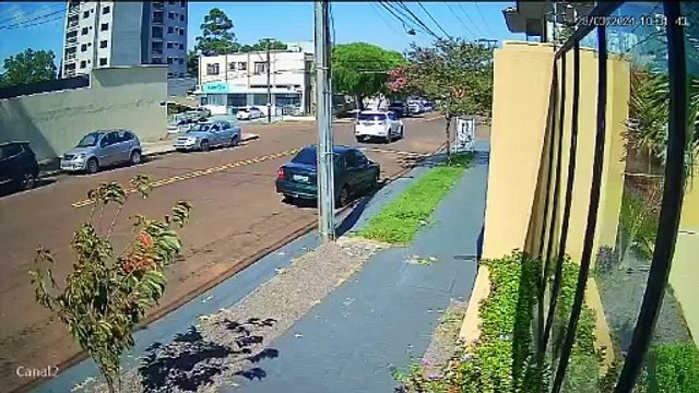Vídeo mostra colisão entre carro e caminhonete na Rua da Bandeira com Vicente Machado