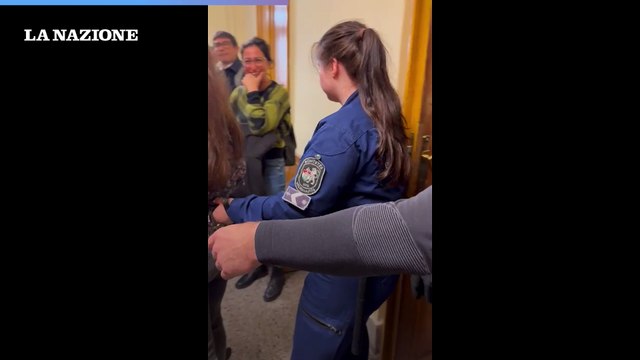 Ilaria Salis torna in catene nell'aula del Tribunale di Budapest