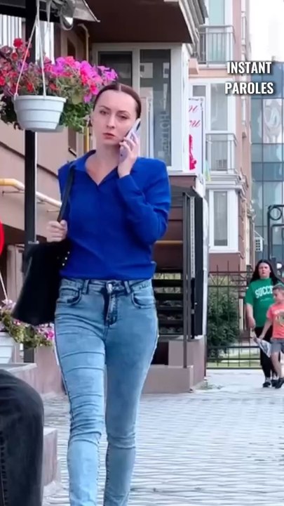 Une femme fait tomber le morceau de pain d’un homme sans-abri puis réalise un geste précieux