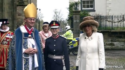 La regina Camilla sostituisce Carlo III a Worcester