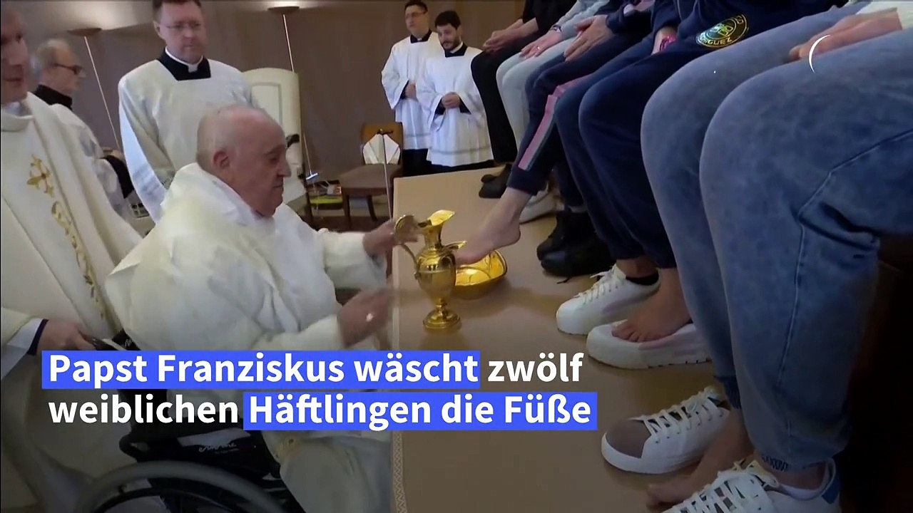 Papst wäscht weiblichen Häftlingen die Füße