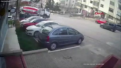 Çimento tankerinin devrilmesi güvenlik kamerasına yansıdı