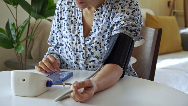 Come gestire la pressione alta senza affidarsi esclusivamente ai farmaci? La risposta del cardiologo