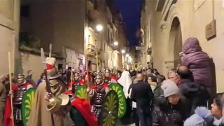 El himno de España resuena en Pamplona en el inicio de la procesión de Jueves Santo