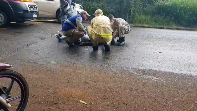 Motociclista sofre queda e é socorrida pelo Siate na Rua Machado Assis