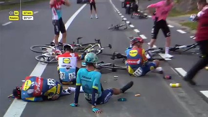 MÚLTIPLE CAÍDA DE CICLISTAS EN UNA CARRERA TRADICIONAL DE BÉLGICA