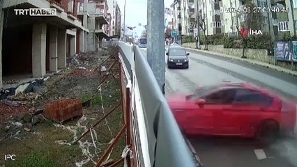 Kaldırımda yürüyen kadın arabanın altında kalmaktan kıl payı kurtuldu