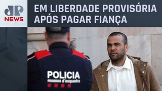 Daniel Alves se apresenta a tribunal e é vaiado por manifestantes