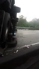 加叻大道发生严重车祸，巴士翻覆疑似压到行人🚧