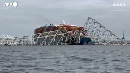 Baltimora, la struttura del ponte "adagiata" sulla nave portacontainer