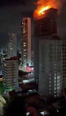Grande incêndio atinge prédio em Recife