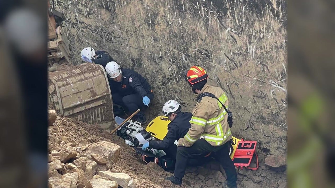 강원 인제 도로공사 중 굴착기 버킷 작업자 덮쳐...60대 남성 숨져 / YTN
