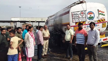 हाइवे पर कैमिकल से भरे टैंकर में लगी आग