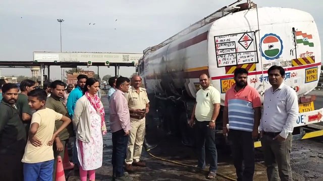 हाइवे पर कैमिकल से भरे टैंकर में लगी आग