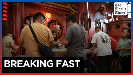 Indonesian Muslims visit Buddhist temple for Ramadan