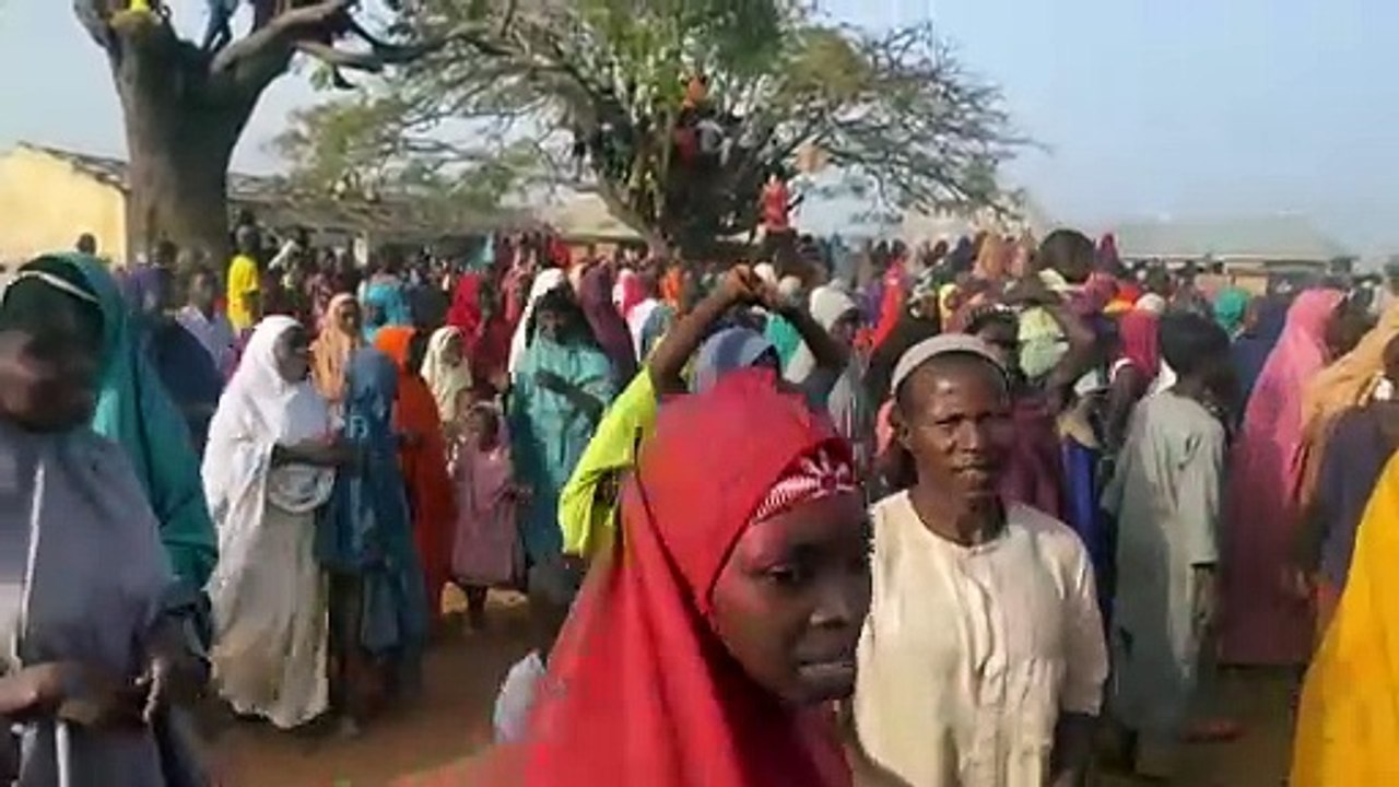 Los 137 alumnos secuestrados en una escuela en Nigeria regresaron con sus familias