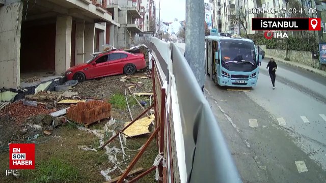 Tuzla’da kaldırımda yürüyen kadının ölümden saniyelerle kurtulduğu anlar