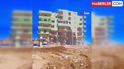 Hatay'da iş makinesinin darbesiyle 6 katlı bina yıkıldı