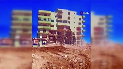 Depremde hasar gören bina tek darbeyle yerle bir oldu