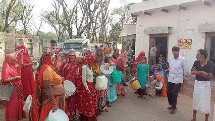 हाथों में खाली बर्तन लेकर ग्रामीणों ने किया प्रदर्शन