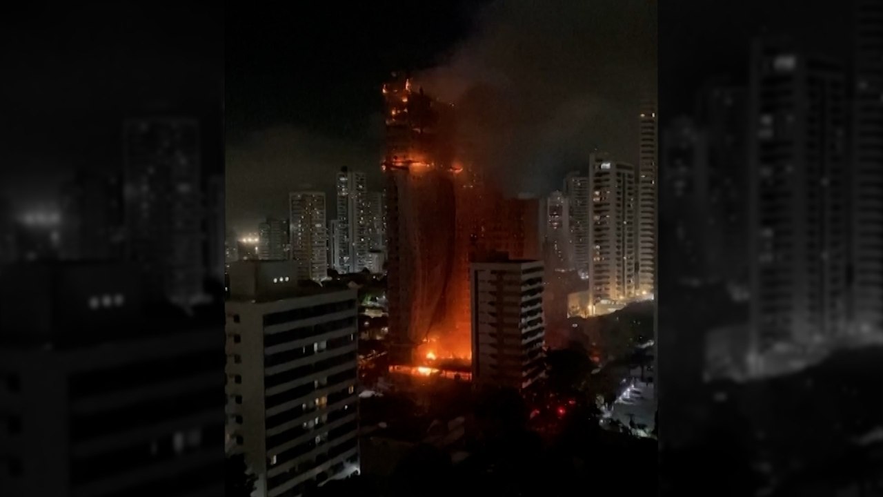 Un incendio devora un edificio en construcción en Brasil