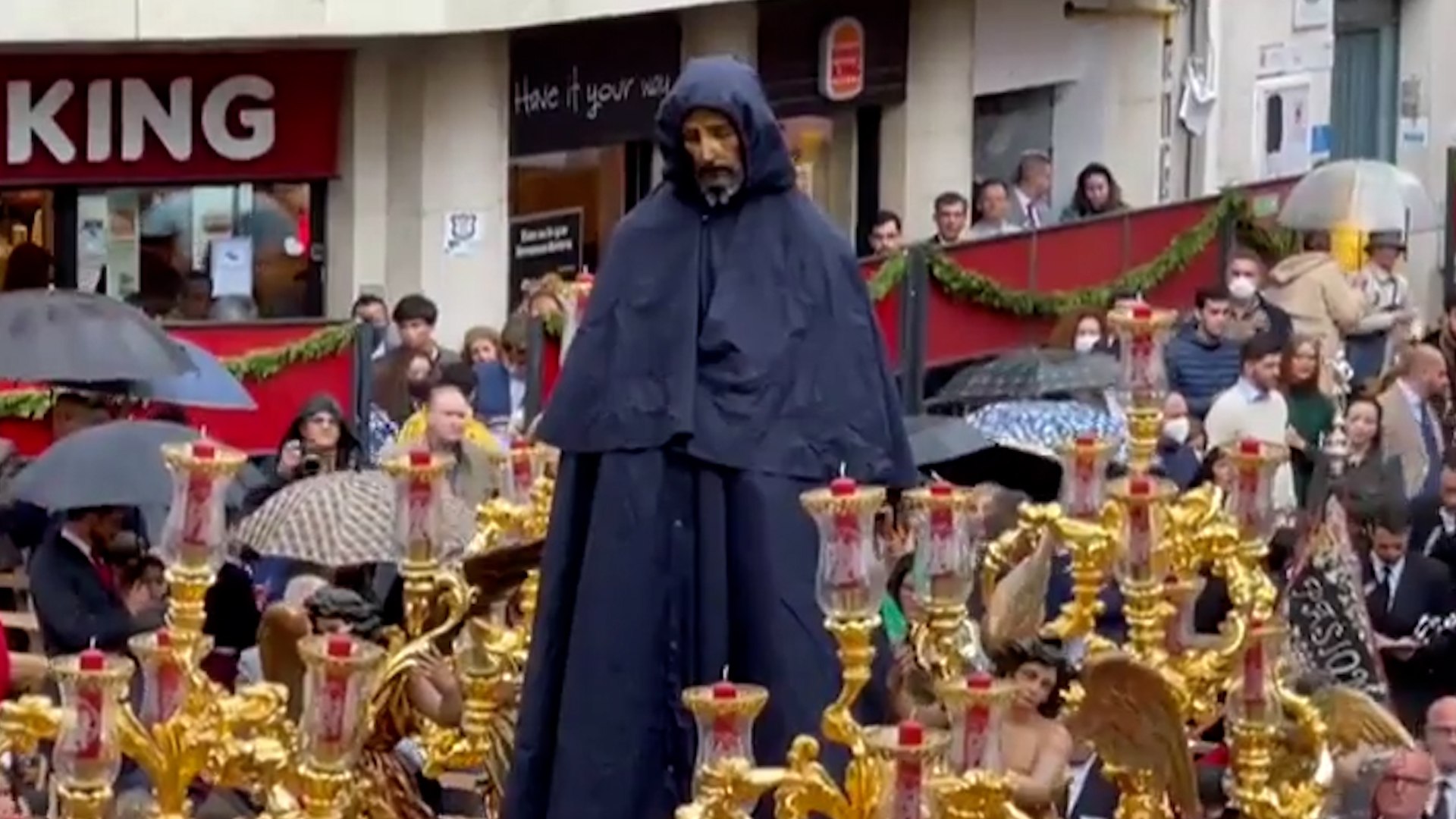 El ingenio de algunas hermandades para poder procesionar en una Semana Santa con lluvias