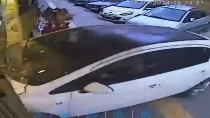 Mersin'de kontrolden çıkan otomobil işyerine daldı