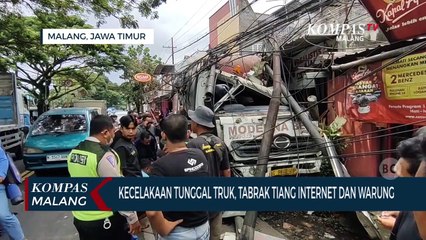 Download Video: Kecelakaan Tunggal, Truk Tabrak Tiang Internet dan Warung