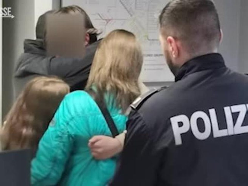 Le immagini del ritrovamento del 16enne scomparso da Colico: l’abbraccio con i genitori