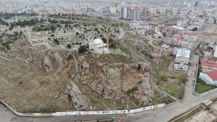 Zirvedeki türbeye ziyaretçi akını
