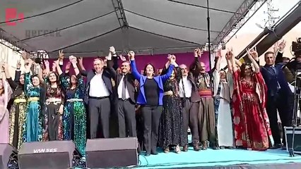 DEM Parti belediye eş başkan adayları ve milletvekilleri halkı selamladı ve sahneden güvercinler uçuruldu.