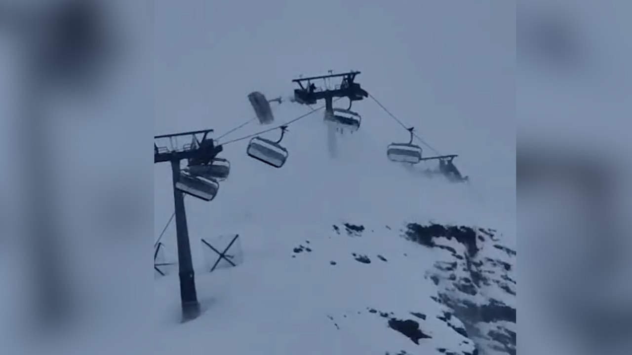 Italie : les images impressionnantes d’un télésiège, avec des skieurs à bord, pris dans une tempête