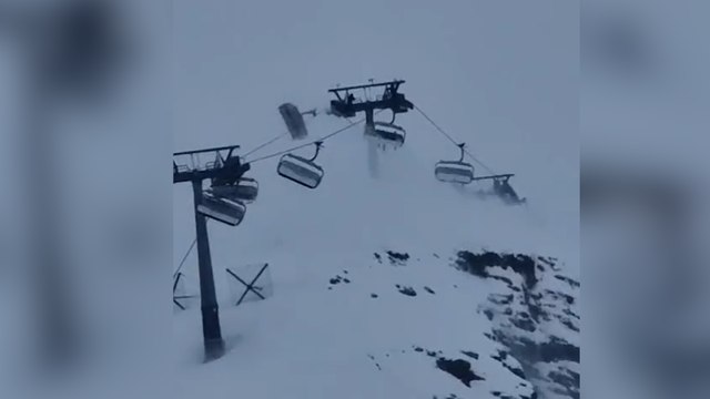 Italie : les images impressionnantes d’un télésiège, avec des skieurs à bord, pris dans une tempête