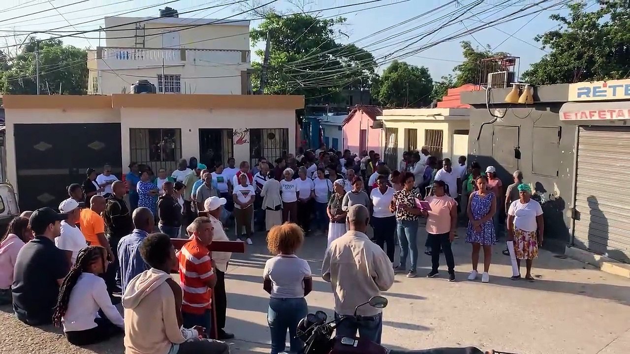 Católicos realizan viacrucis este Viernes Santo