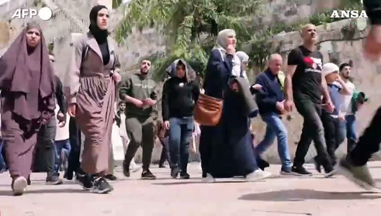 Gerusalemme, i musulmani pregano nella moschea di Al-Aqsa