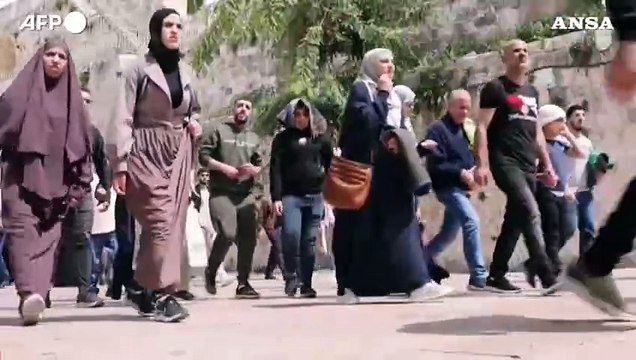 Gerusalemme, i musulmani pregano nella moschea di Al-Aqsa