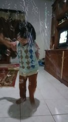 Anak kecil asik bermain pistol gelembung