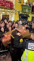 Las redes estallan contra los fieles que tiraron pétalos en las calles de Sevilla
