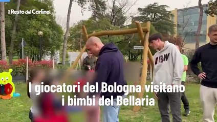 I giocatori del Bologna visitano i bimbi del Bellaria: video